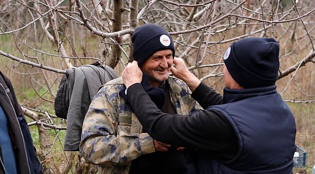 Rıdvan Başkan'dan çiftçilere bere ve yelek hediyesi