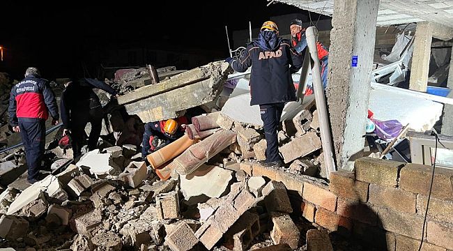 Şanlıurfa'da hasar kaydı olan 2 katlı ev çöktü