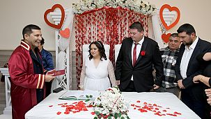 Sevgililer Günü'nün ilk nikâhını Başkan Ömer Günel kıydı