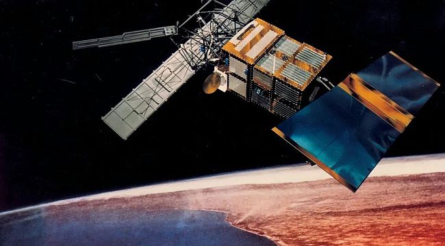 Uzmanlar uyardı: 2 tonluk uydu bugün Dünya'ya düşecek!
