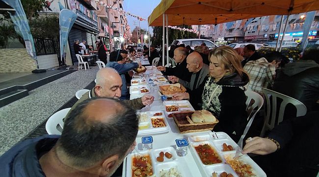 AK Partinin Buca iftarına yüzlerce kişi katıldı