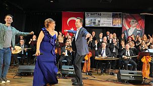 İsmail Çiftçioğlu sahnede oynadı, koroyla şarkı söyledi