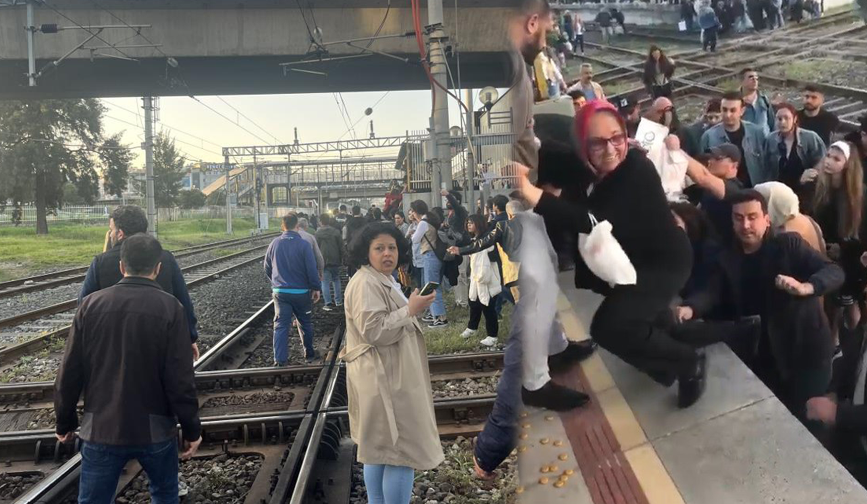 İZBAN arızalandı, yolcular raylarda yürüyerek ilerledi