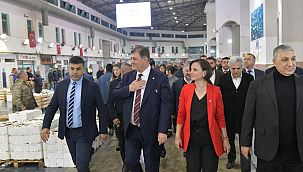 İzmir Büyükşehir Adayı Cemil Tugay, hal esnafını ziyaret etti