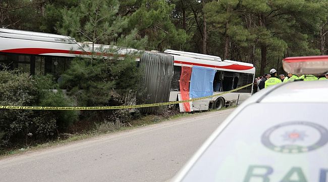 İzmir'de yolcuların olduğu belediye otobüsüne tır çarptı