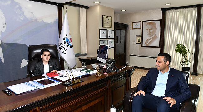 Başkan Yıldız koltuğunu 10 yaşındaki Deren'e bıraktı
