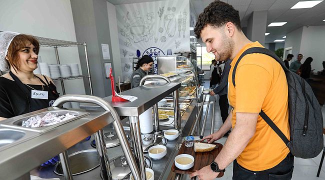 Buca'da Belediye Lokantası ile öğrencinin yüzü güldü