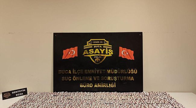 İzmir'de kıskıvrak yakalanan 2 zehir taciri tutuklandı