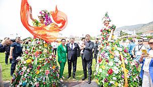 İzmir'in geleneksel festivaliyle Bayındır'da yine çiçekler açtı 
