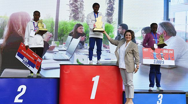 Maraton İzmir'de ödüller dağıtıldı