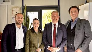 Oğlu Urla'da Belediye Başkanı, babası ise mahallenin muhtarı 