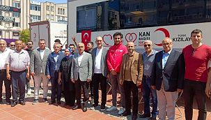 AK Parti Aliağa ve Kızılay'ın düzenlediği kan bağış kampanyasına yoğun ilgi