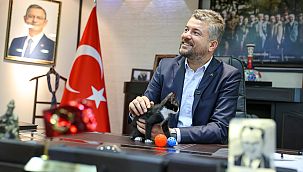 Başkan Görkem Duman makamını Üzüm'le paylaşıyor