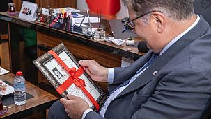 Başkan Tugay'ı duygulandıran sürpriz