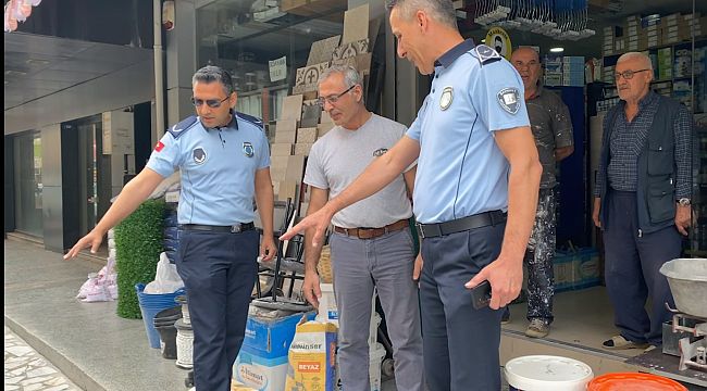 Bayraklı'da kaldırım işgallerine denetim