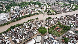 Brezilya'daki selde nehir üzerindeki köprü yıkıldı