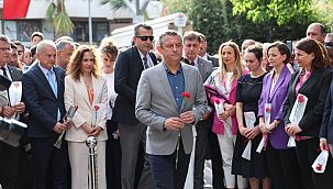 CHP Genel Başkanı Özel, Zübeyde Hanım'ın anıt mezarını ziyaret etti