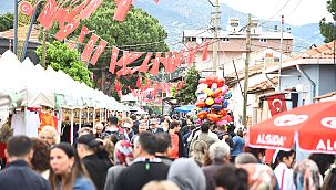 Emiralem Çileği, yüz binleri Menemen'de buluşturdu