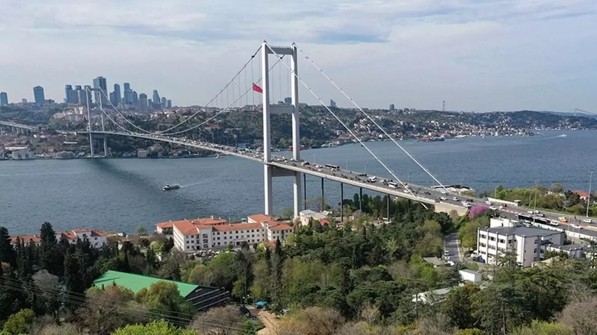 İstanbul Boğazı'nda gemi trafiği askıya alındı