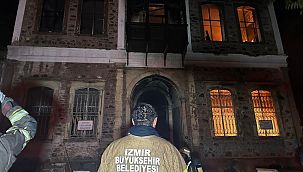 İzmir'de alev alev yanan tarihi bina küle döndü