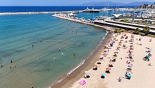 Başkan Günel'in ücretsiz şezlong ve şemsiye uygulaması belediyelere örnek olacak