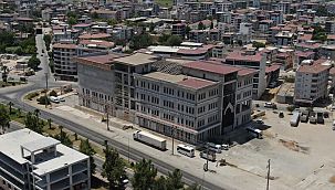 Belediye binası olarak inşa edilen yapı talan edildi