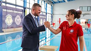 Bucalı millî yüzücü Bulgaristan'dan altın madalya ile döndü