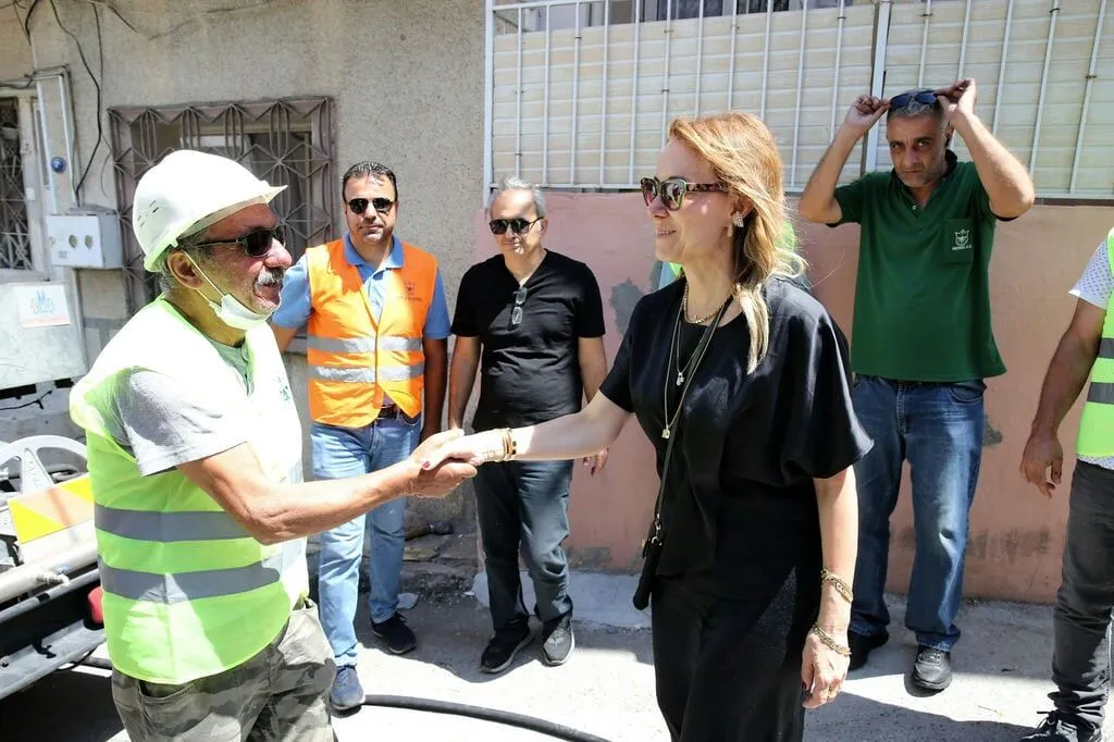 Konak'ta tehlike saçan metruk binalar yıkılıyor