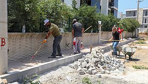 Menderes Belediyesi bozuk yollarda kilit parke ve kaldırım çalışmaları gerçekleştiriyor.