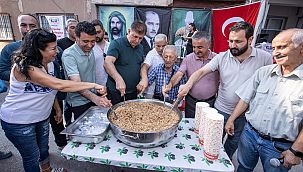 Başkan Tugay Örnekköy'de aşure dağıttı