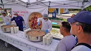 Büyükşehir Belediyesi üç noktada aşure dağıttı