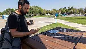İzmir'de güneş ağaçları ile şarj dönemi başladı 