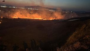İzmir'de otluk alanda çıkan yangın evlere sıçramadan söndürüldü