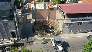 Konak'ta metruk bina yıkımları hız kazandı