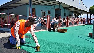 Parklarda bakım onarım ve zemin yenileme çalışması