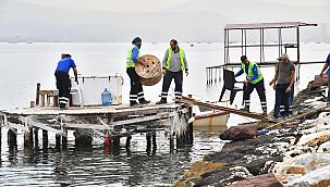 İnciraltı'nda kaçak iskele ve ahşap yapılar yıkıldı 