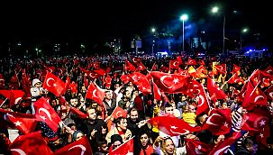 Aliağa'da Cumhuriyet coşkusu sokaklara taştı