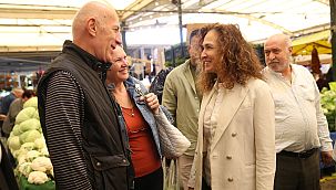 Başkan Ünsal pazar yerinde esnaf ve vatandaşla buluştu