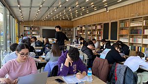 Bayraklı kütüphaneleri gençlerin hayallerine kapı açtı