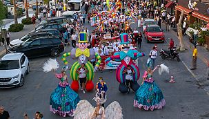 Kuşadası Sokak Festivalinin açılışı Rio karnavalını aratmadı