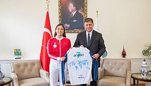 İlklere imza atan İzmirli yüzücü Başkan Tugay'la buluştu