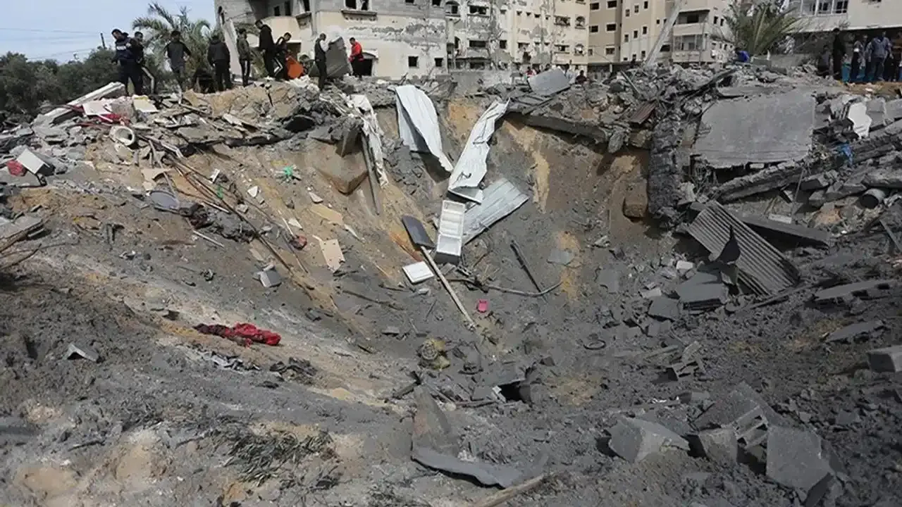 İsrail, Nuseyrat Mülteci Kampı'nda evi bombaladı