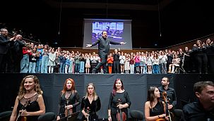 "Sensin Atatürk" ayakta alkışlandı