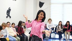 Aliağa'nın yıldız çocukları tiyatro ile parlıyor