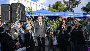 Başkan Tugay, Kınık'ta üreticilere fidan dağıttı