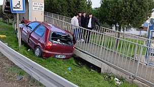 İzmir'de otomobil üst geçide çarptı