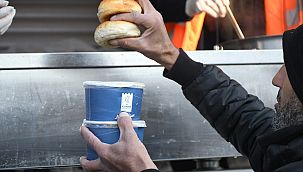 Kuşadası Belediyesi'nden soğuk havalarda sıcak ikram