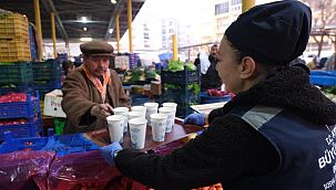 Büyükşehir'in sıcak çorba ikramı vatandaşları memnun ediyor