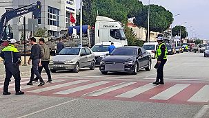 Çeşme'de yayalara öncelik uygulamaları devam ediyor