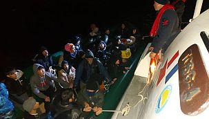 İzmir açıklarında ölüme sürüklenen 40 göçmen kurtarıldı